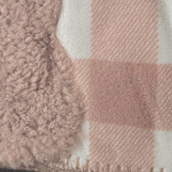 MIXIT BRAND WOMEN'S PINK & WHITE FAUX FUR TRAVEL WRAP SHAWL & EYEMASK SET - Picture 3 of 9